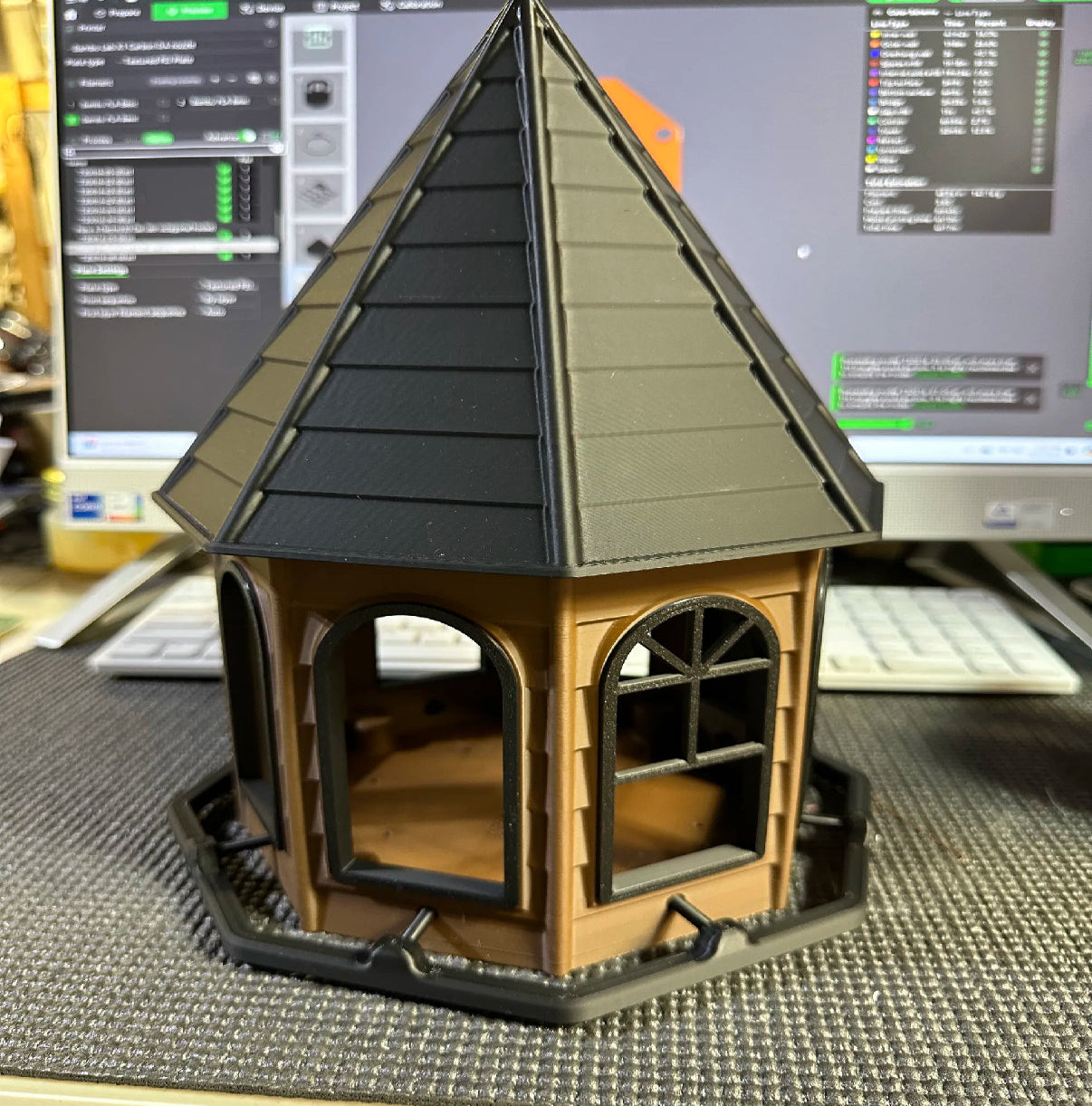 Classic Octagonal Bird Feeder – Timeless Design, Customizable Size & Color