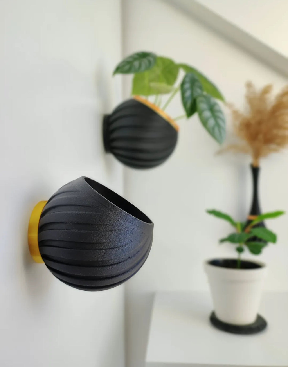 Vase Kade B1 with Wall Mount