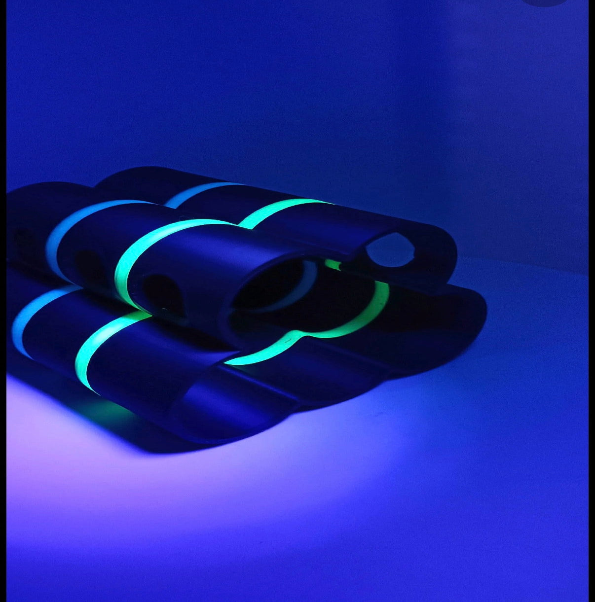Aquarium Fish Cave – Glow in the Dark